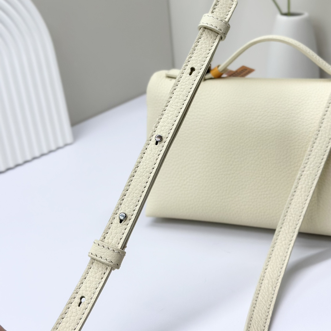 L**o p*ana Extra Pocket L19 Grained Calfskin 11 x 19 x 6.5 cm