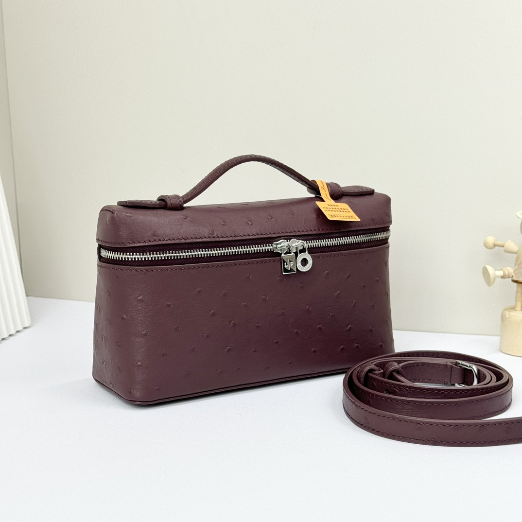 L**o p*ana Extra Pocket L19 Ostrich-grained Leather 11 x 19 x 6.5 cm