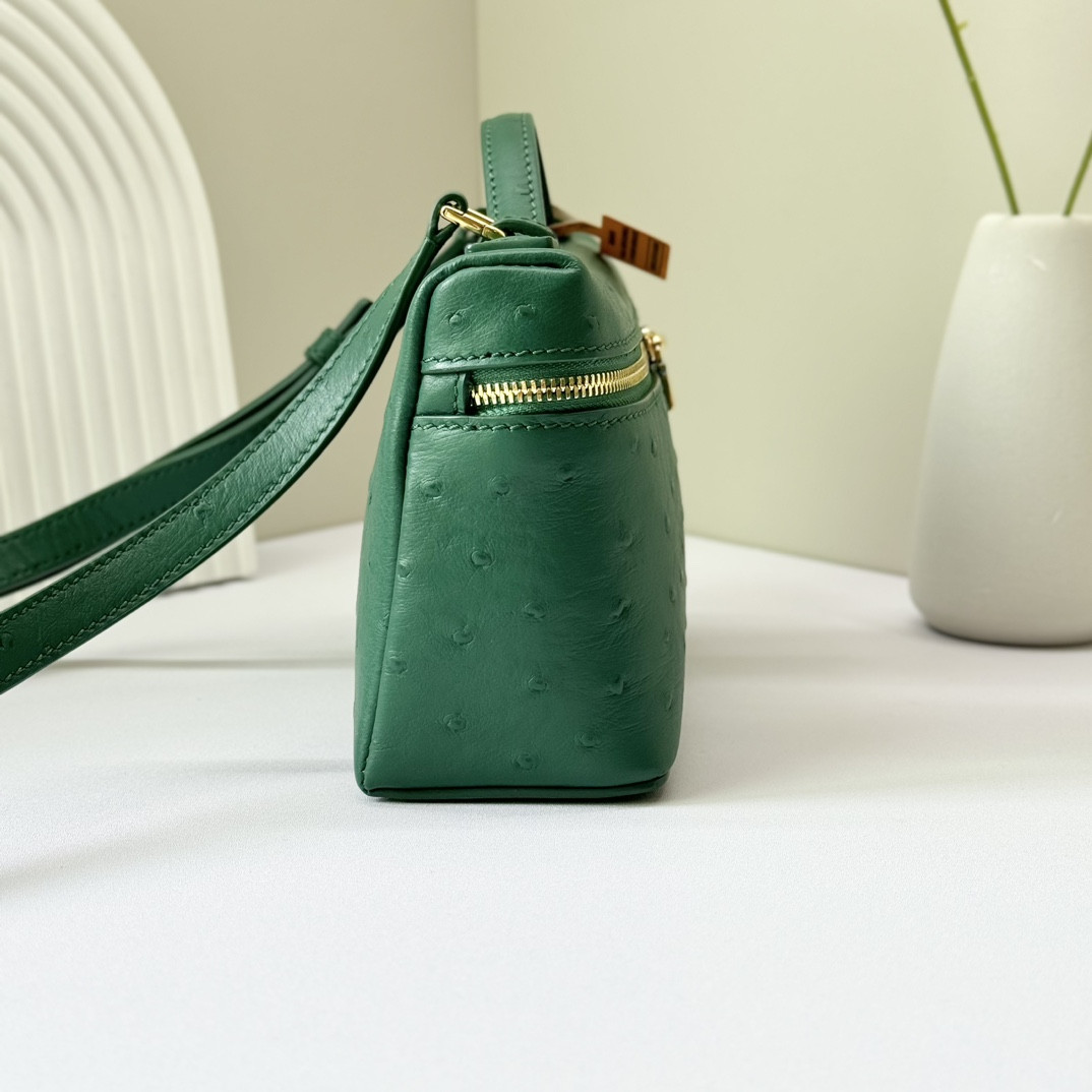 L**o p*ana Extra Pocket L19 Ostrich-grained Leather 11 x 19 x 6.5 cm