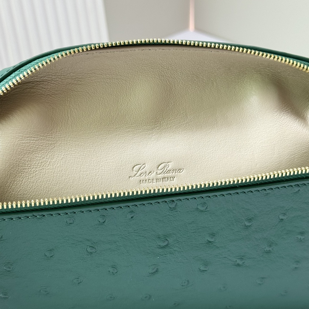 L**o p*ana Extra Pocket L19 Ostrich-grained Leather 11 x 19 x 6.5 cm