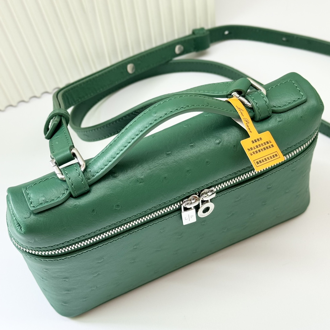 L**o p*ana Extra Pocket L19 Ostrich-grained Leather 11 x 19 x 6.5 cm