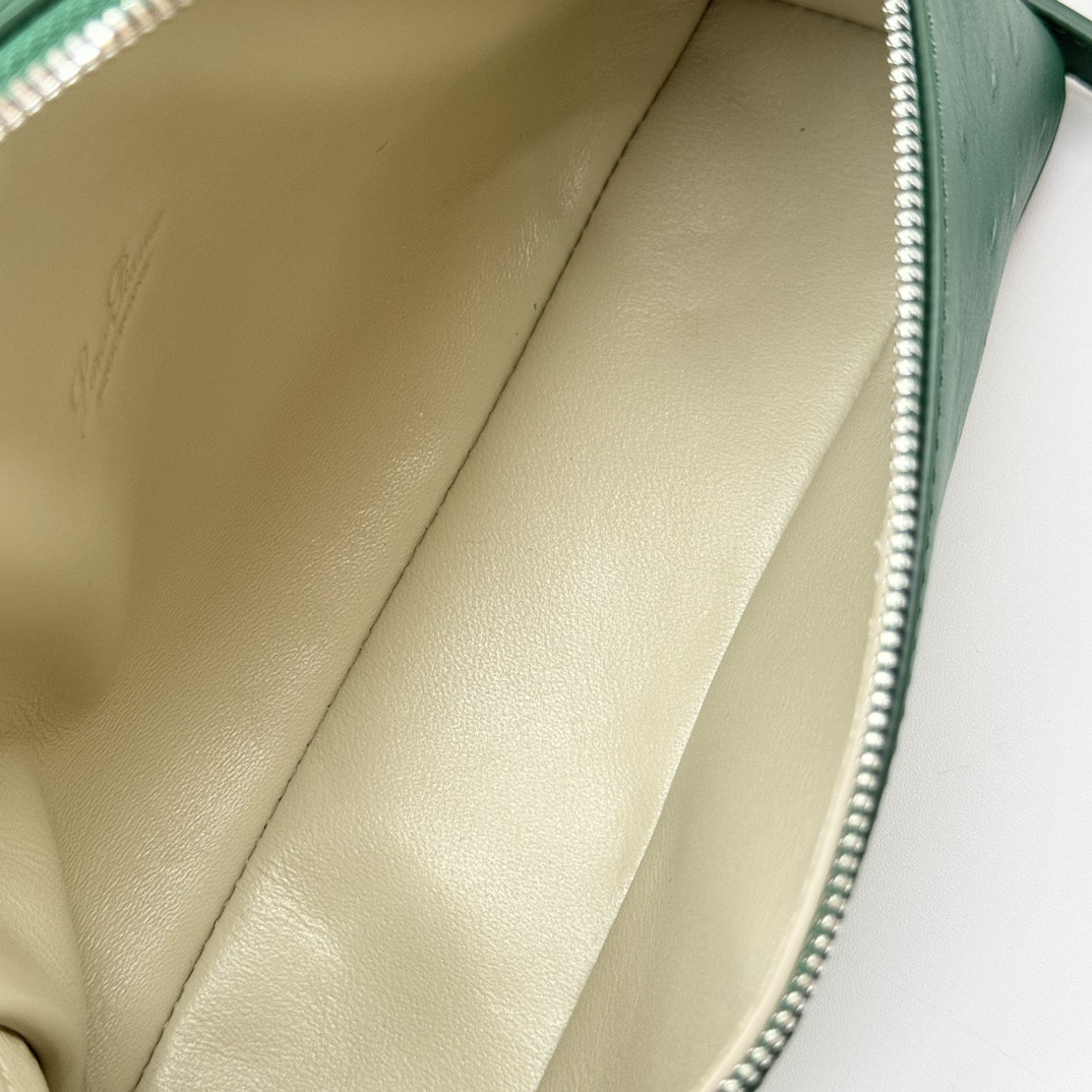 L**o p*ana Extra Pocket L19 Ostrich-grained Leather 11 x 19 x 6.5 cm