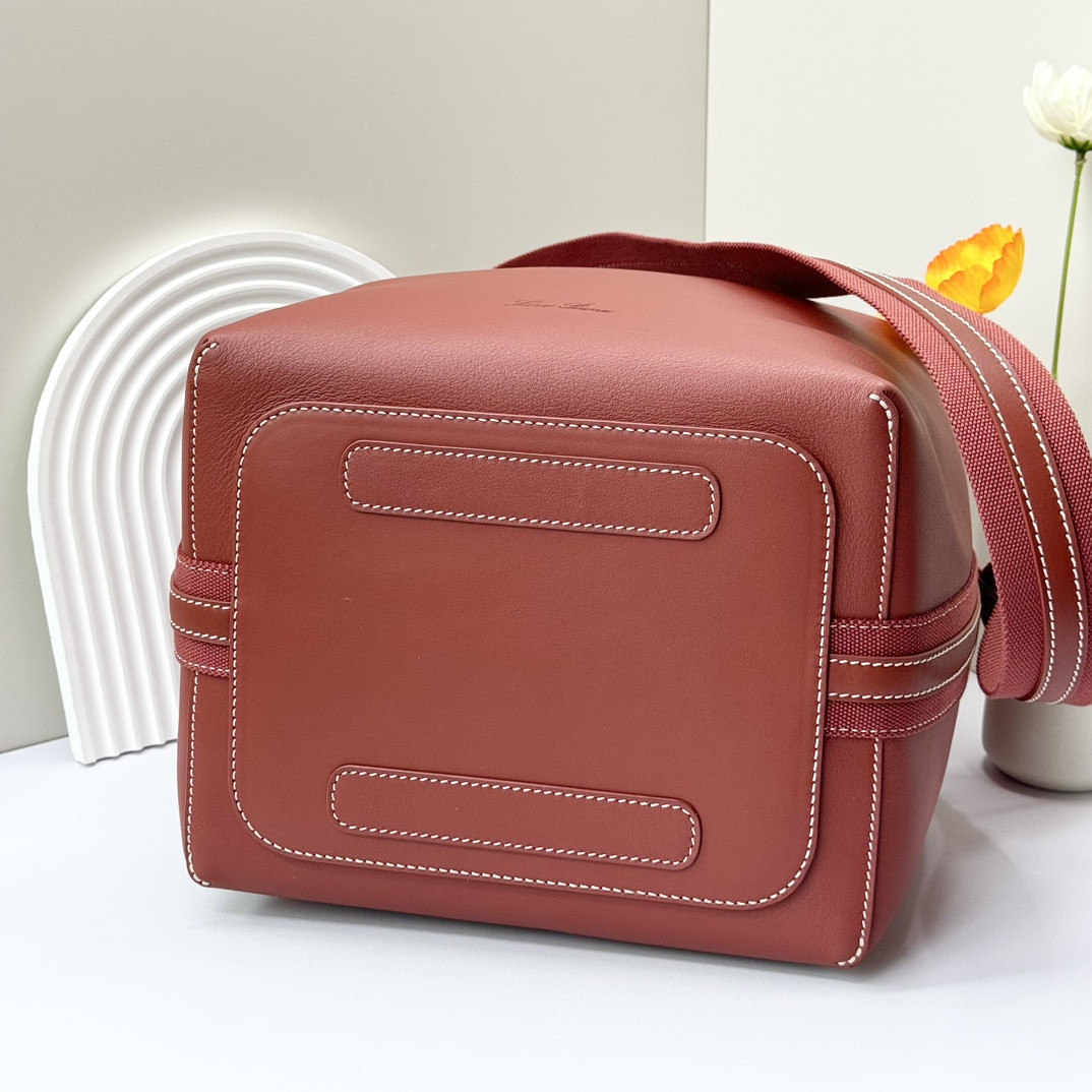 L**o p*ana Large Bale Bag Smooth Calfskin 24 x 20 x 27 cm