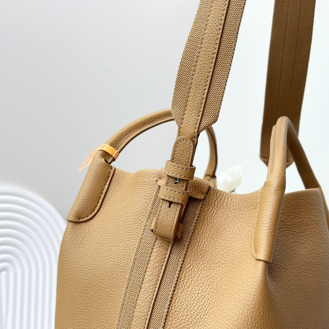 L**o p*ana Large Bale Bag Grained Calfskin 24 x 20 x 27 cm