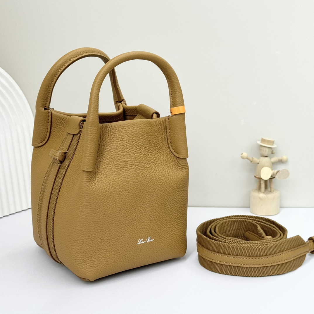 L**o p*ana Micro Bale Bag Grained Calfskin 23 x 16 x 14 cm