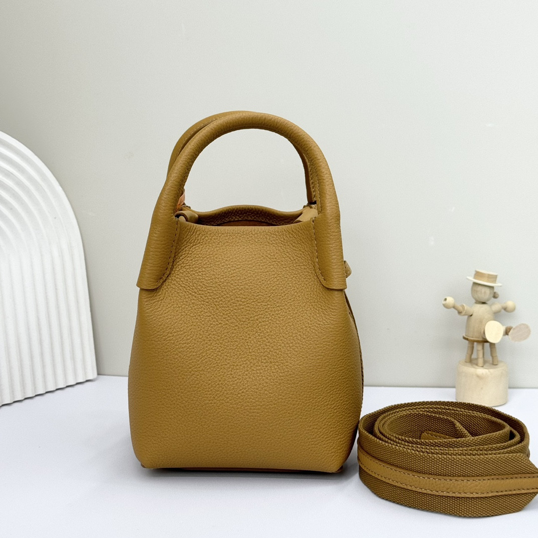 L**o p*ana Micro Bale Bag Grained Calfskin 23 x 16 x 14 cm