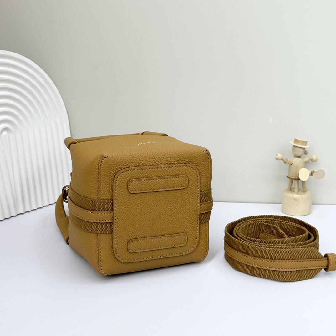 L**o p*ana Micro Bale Bag Grained Calfskin 23 x 16 x 14 cm