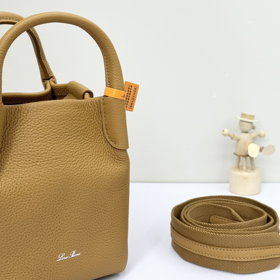 L**o p*ana Micro Bale Bag Grained Calfskin 23 x 16 x 14 cm