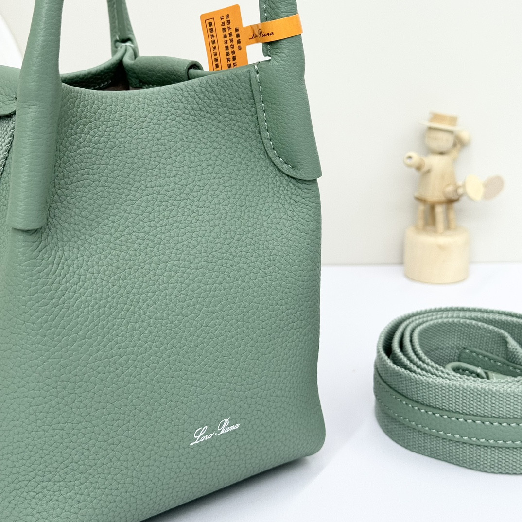 L**o p*ana Micro Bale Bag Grained Calfskin 23 x 16 x 14 cm