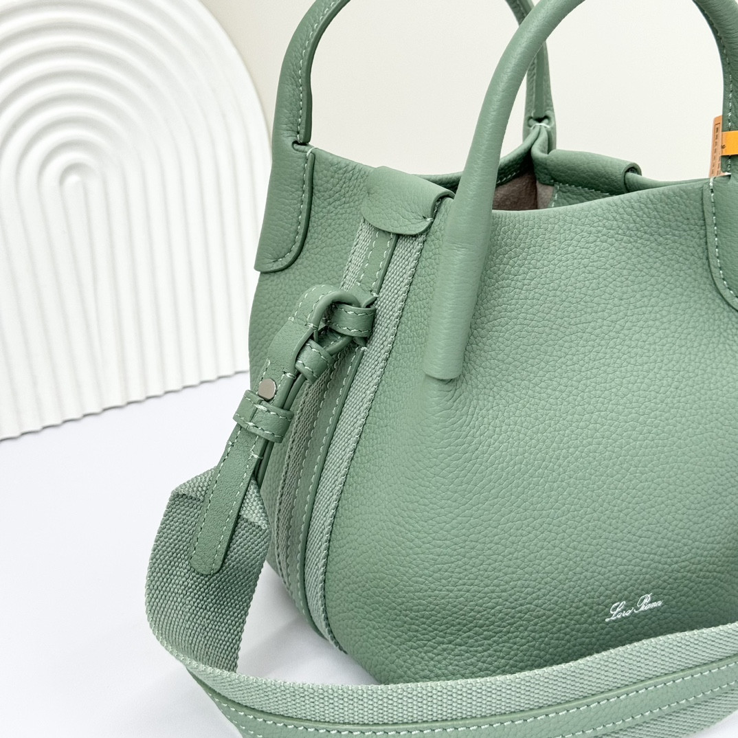 L**o p*ana Micro Bale Bag Grained Calfskin 23 x 16 x 14 cm