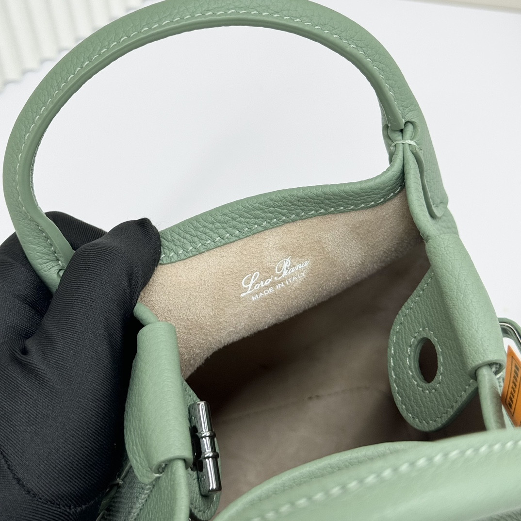 L**o p*ana Micro Bale Bag Grained Calfskin 23 x 16 x 14 cm