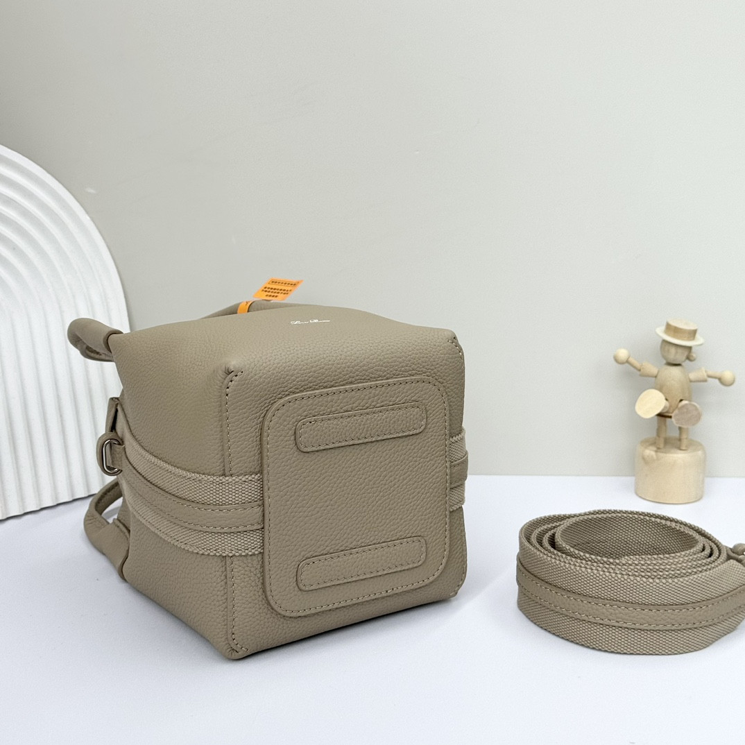 L**o p*ana Micro Bale bag Grained Calfskin 23 x 16 x 14 cm