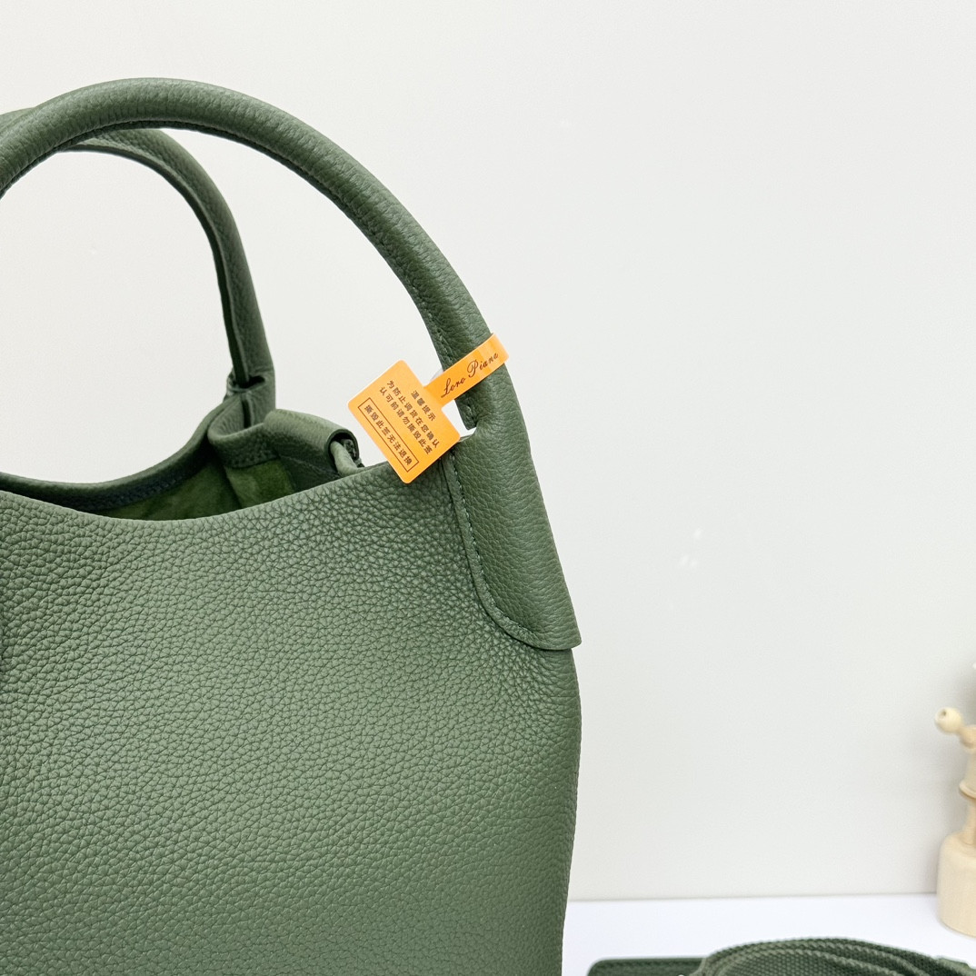 L**o p*ana Small Bale Bag Grained Calfskin 17 x 17 x 21 cm