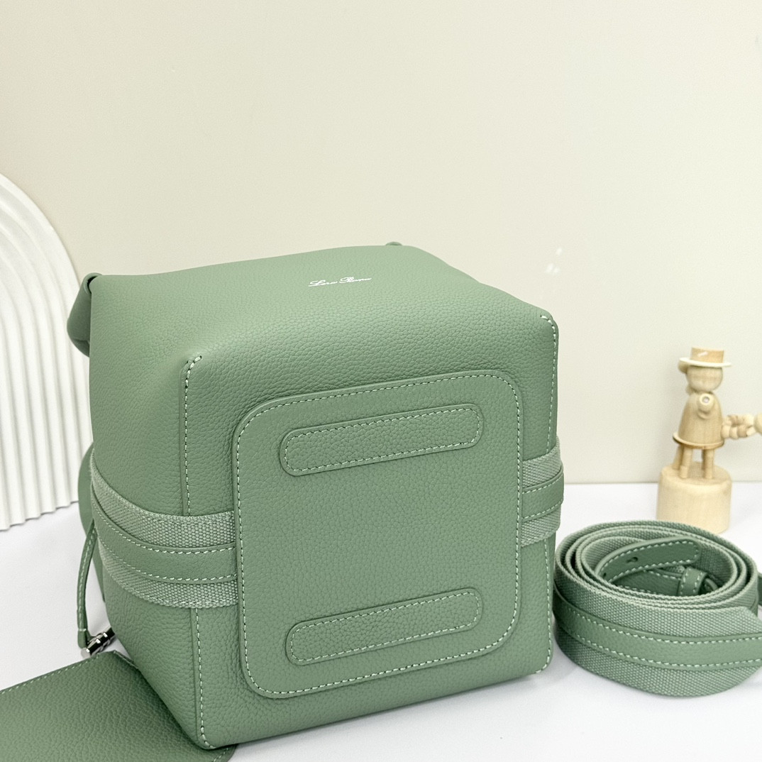 L**o p*ana Small Bale Bag Grained Calfskin 17 x 17 x 21 cm