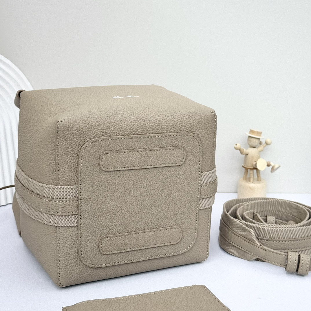 L**o p*ana Small Bale Bag Grained Calfskin 17 x 17 x 21 cm