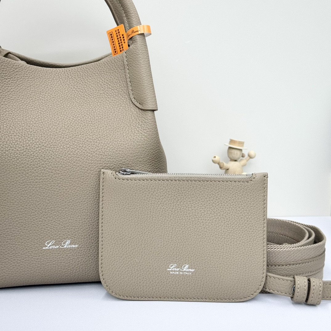 L**o p*ana Small Bale Bag Grained Calfskin 17 x 17 x 21 cm