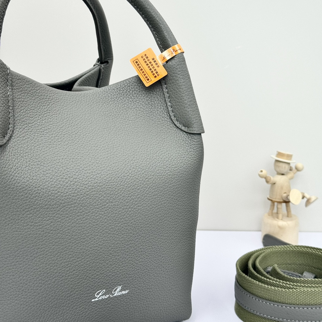 L**o p*ana Small Bale Bag Grained Calfskin 17 x 17 x 21 cm