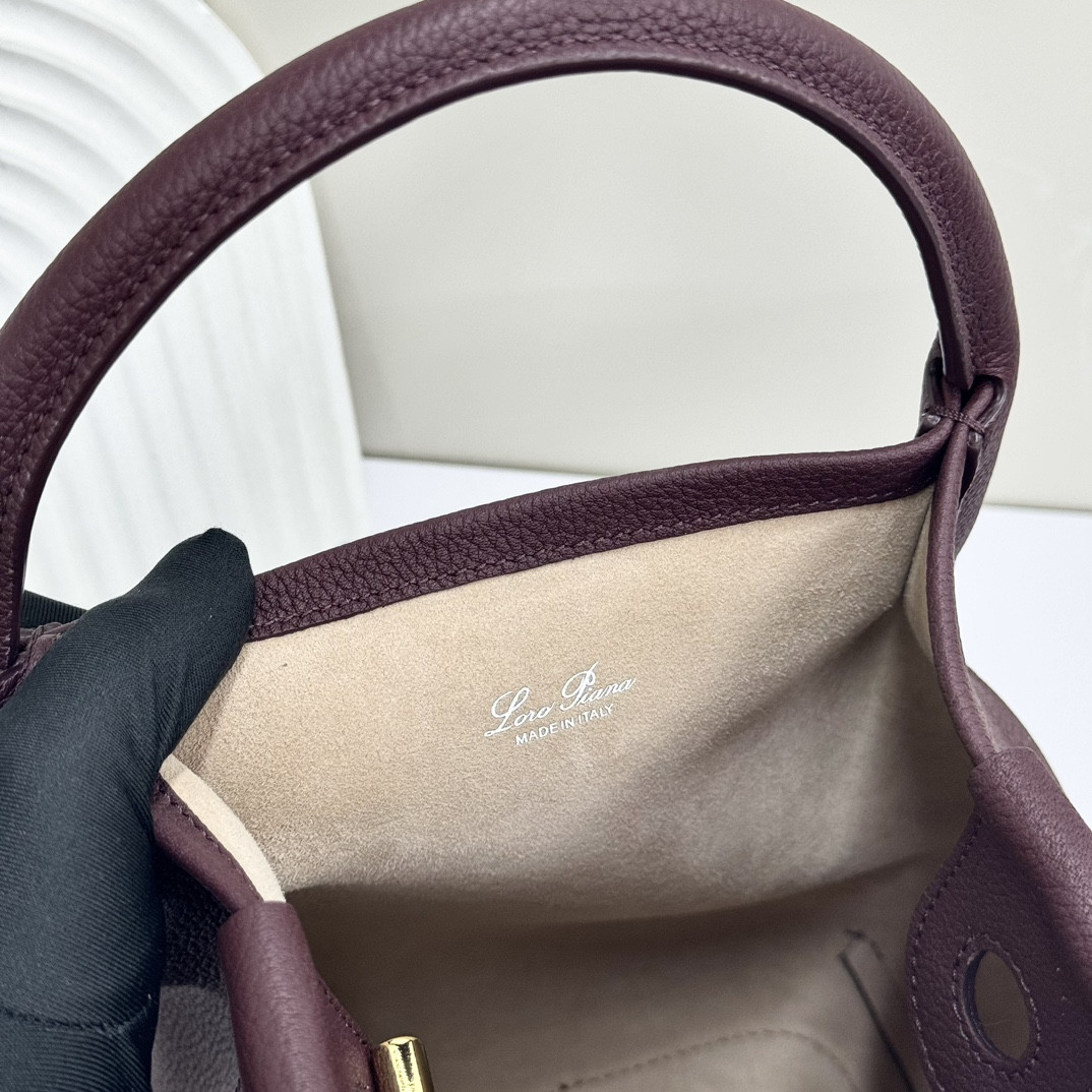 L**o p*ana Small Bale Bag Grained Calfskin 17 x 17 x 21 cm