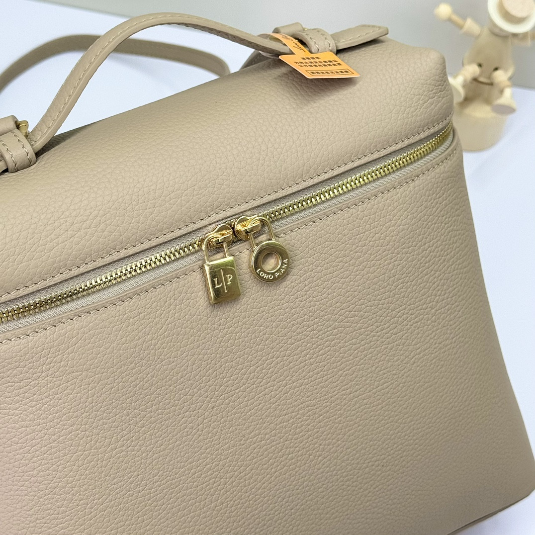 L**o p*ana Extra Pocket backpack L23.5 Grained Calfskin 23 x 21 x 8 cm