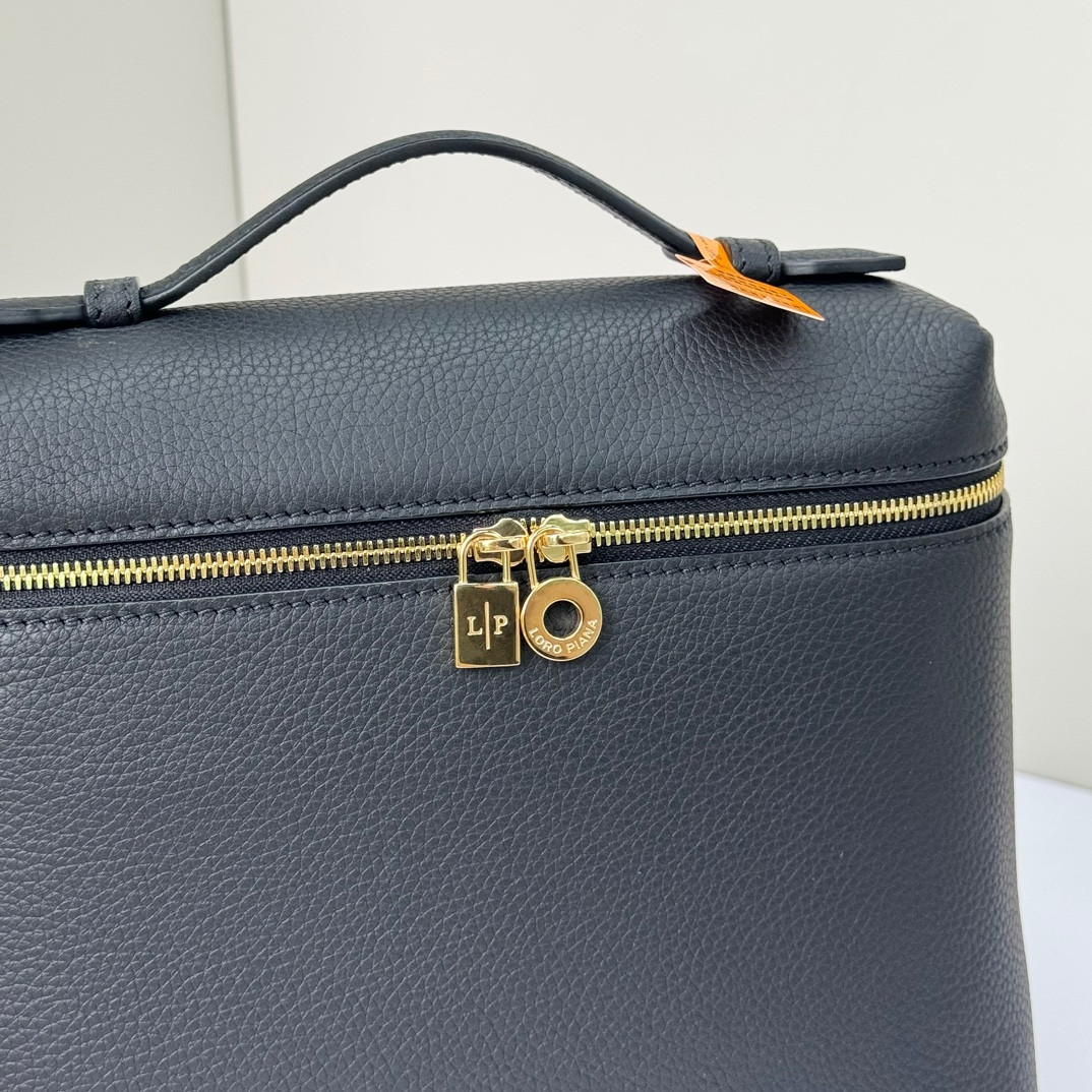 L**o p*ana Extra Pocket backpack L23.5 Grained Calfskin 23 x 21 x 8 cm