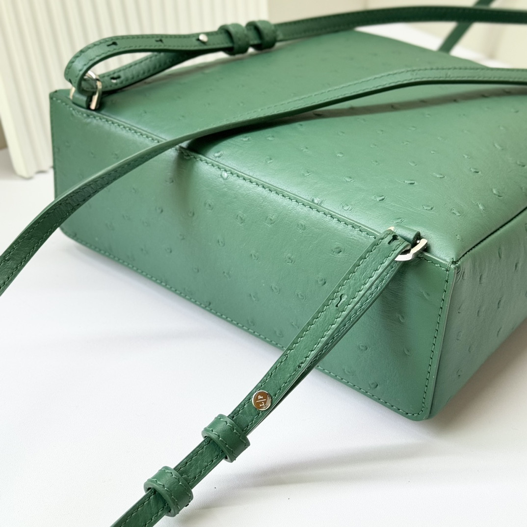 L**o p*ana Extra Pocket backpack L23.5 Ostrich-grained Leather 23 x 21 x 8 cm