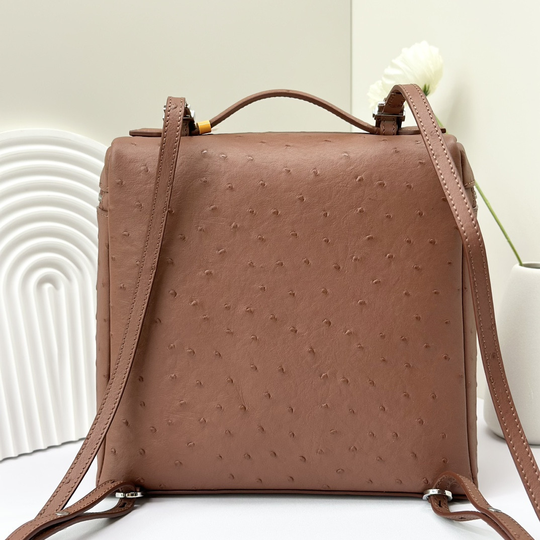 L**o p*ana Extra Pocket backpack L23.5 Ostrich-grained Leather 23 x 21 x 8 cm