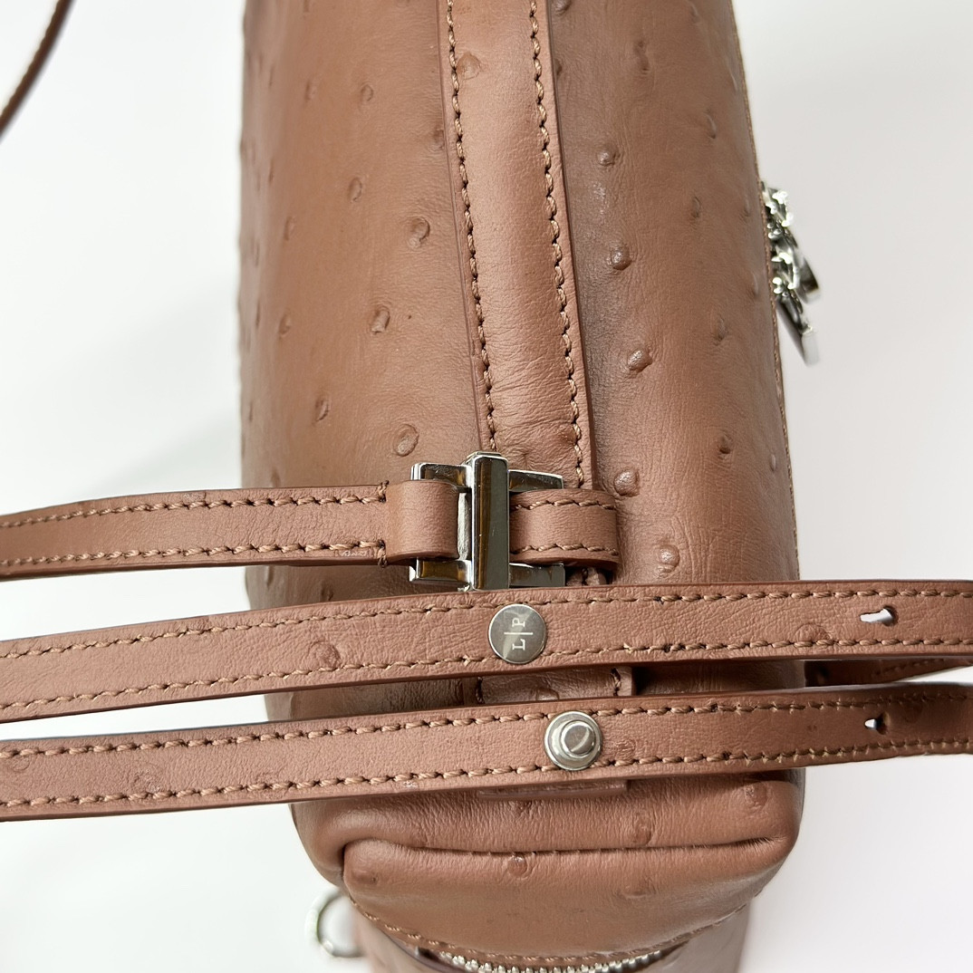 L**o p*ana Extra Pocket backpack L23.5 Ostrich-grained Leather 23 x 21 x 8 cm