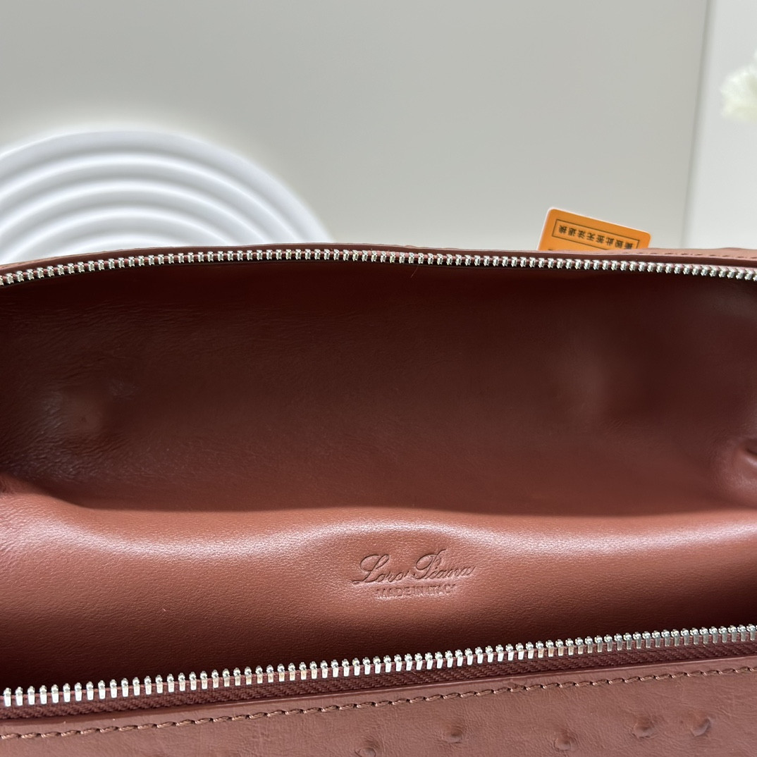 L**o p*ana Extra Pocket backpack L23.5 Ostrich-grained Leather 23 x 21 x 8 cm