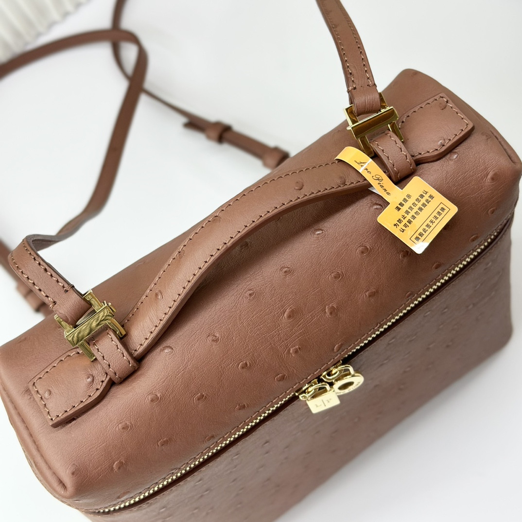 L**o p*ana Extra Pocket backpack L23.5 Ostrich-grained Leather 23 x 21 x 8 cm