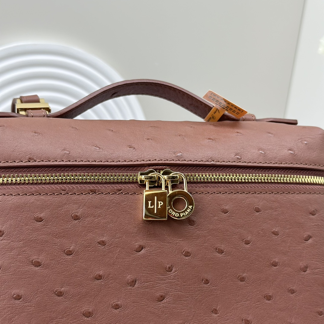 L**o p*ana Extra Pocket backpack L23.5 Ostrich-grained Leather 23 x 21 x 8 cm