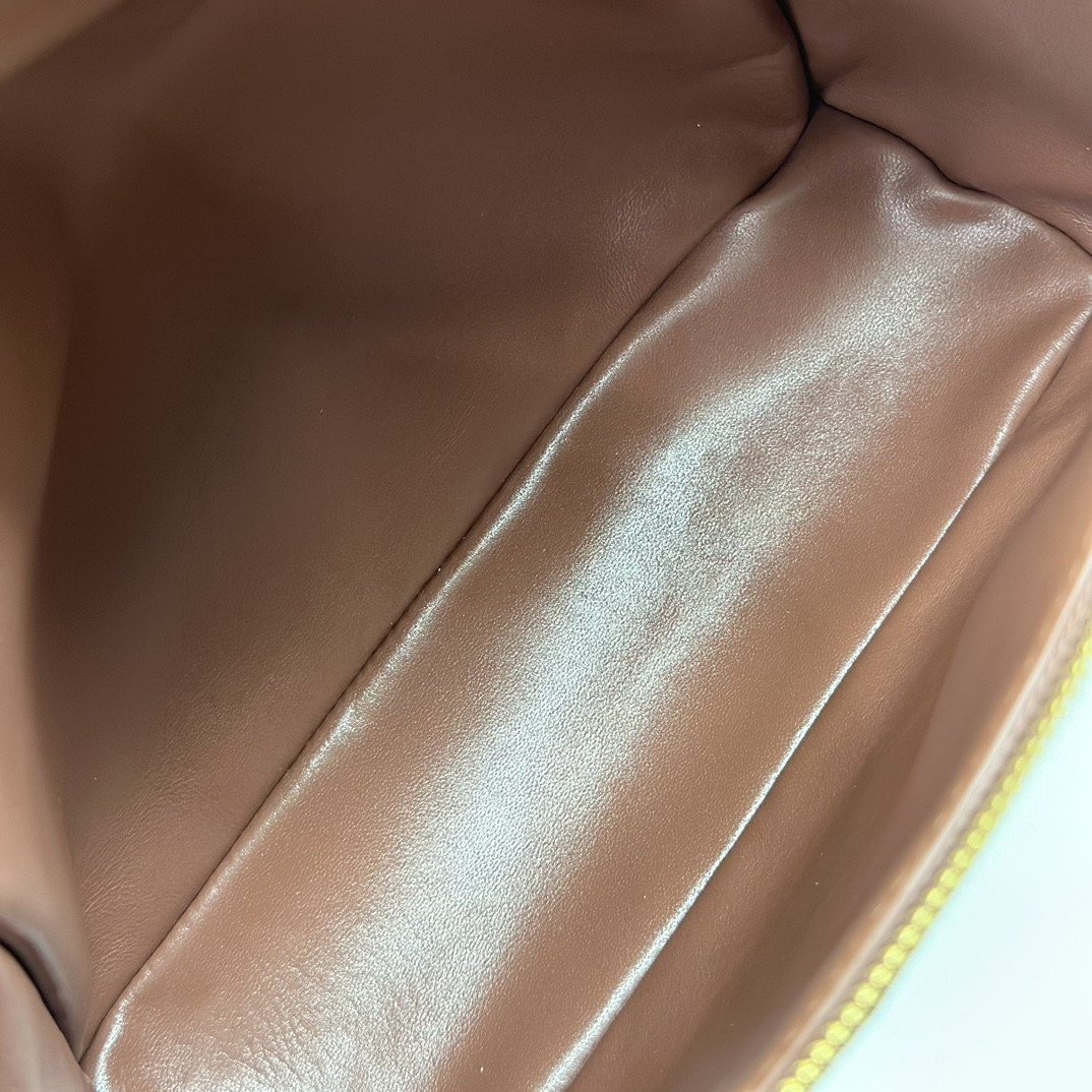 L**o p*ana Extra Pocket backpack L23.5 Ostrich-grained Leather 23 x 21 x 8 cm