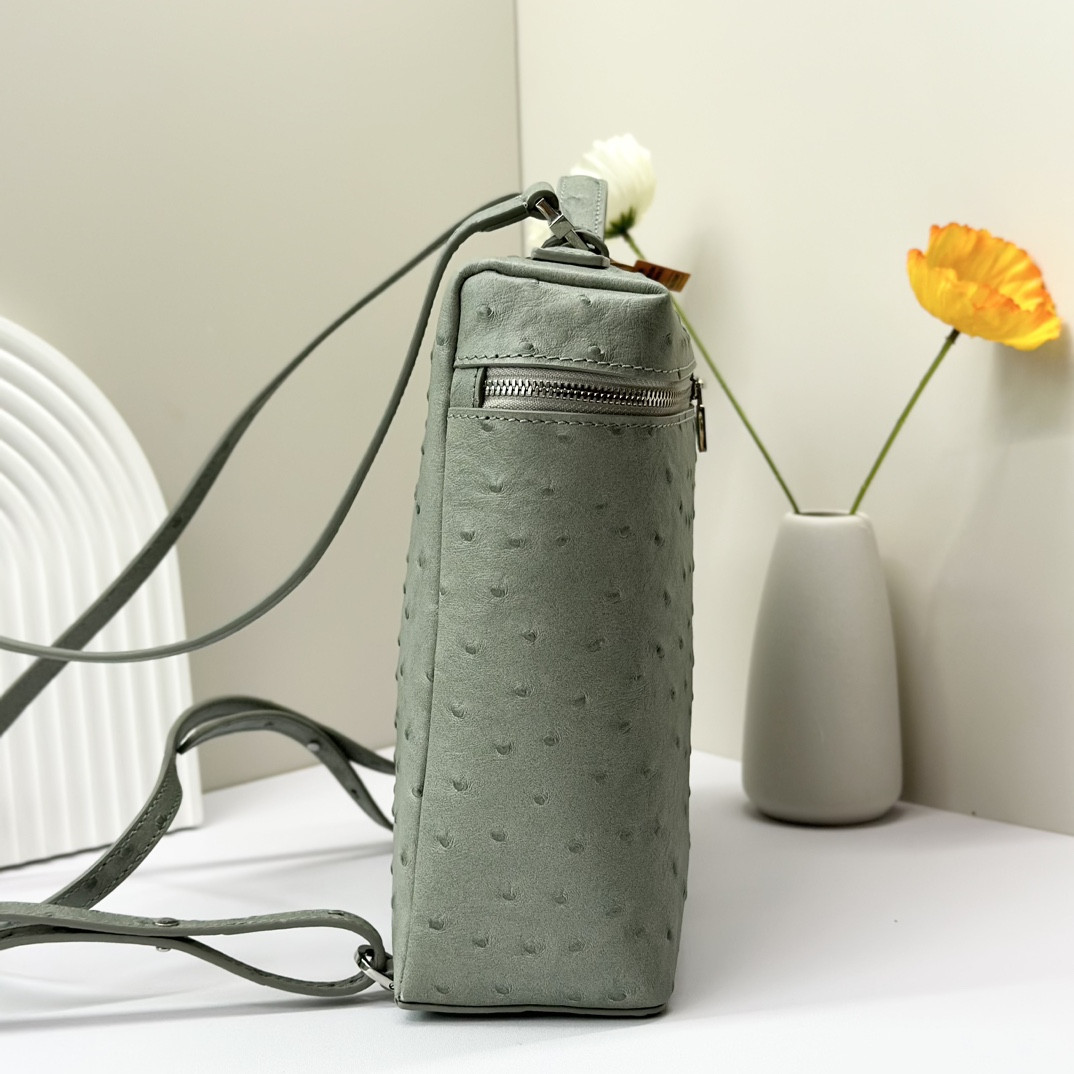 L**o p*ana Extra Pocket backpack L23.5 Ostrich-grained Leather 23 x 21 x 8 cm