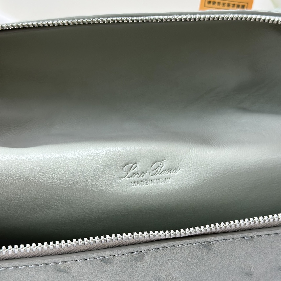 L**o p*ana Extra Pocket backpack L23.5 Ostrich-grained Leather 23 x 21 x 8 cm