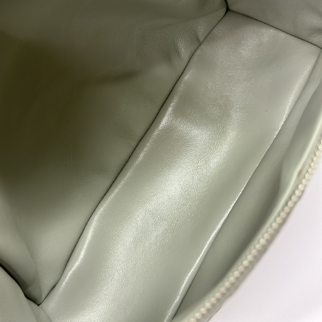 L**o p*ana Extra Pocket backpack L23.5 Ostrich-grained Leather 23 x 21 x 8 cm