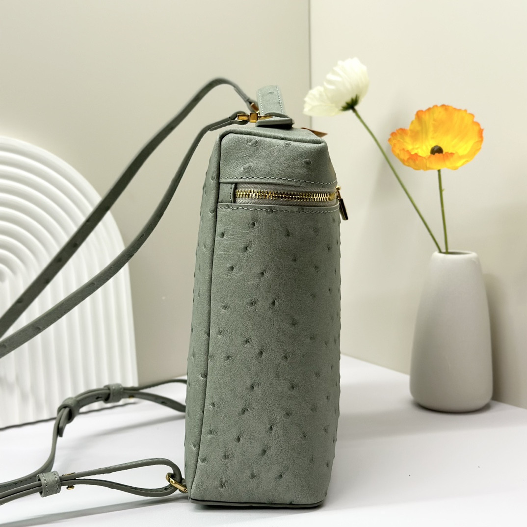 L**o p*ana Extra Pocket backpack L23.5 Ostrich-grained Leather 23 x 21 x 8 cm