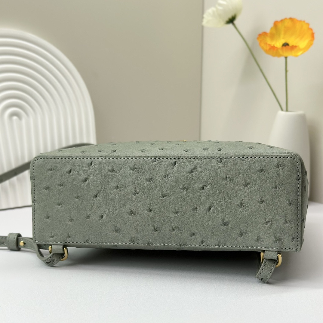 L**o p*ana Extra Pocket backpack L23.5 Ostrich-grained Leather 23 x 21 x 8 cm