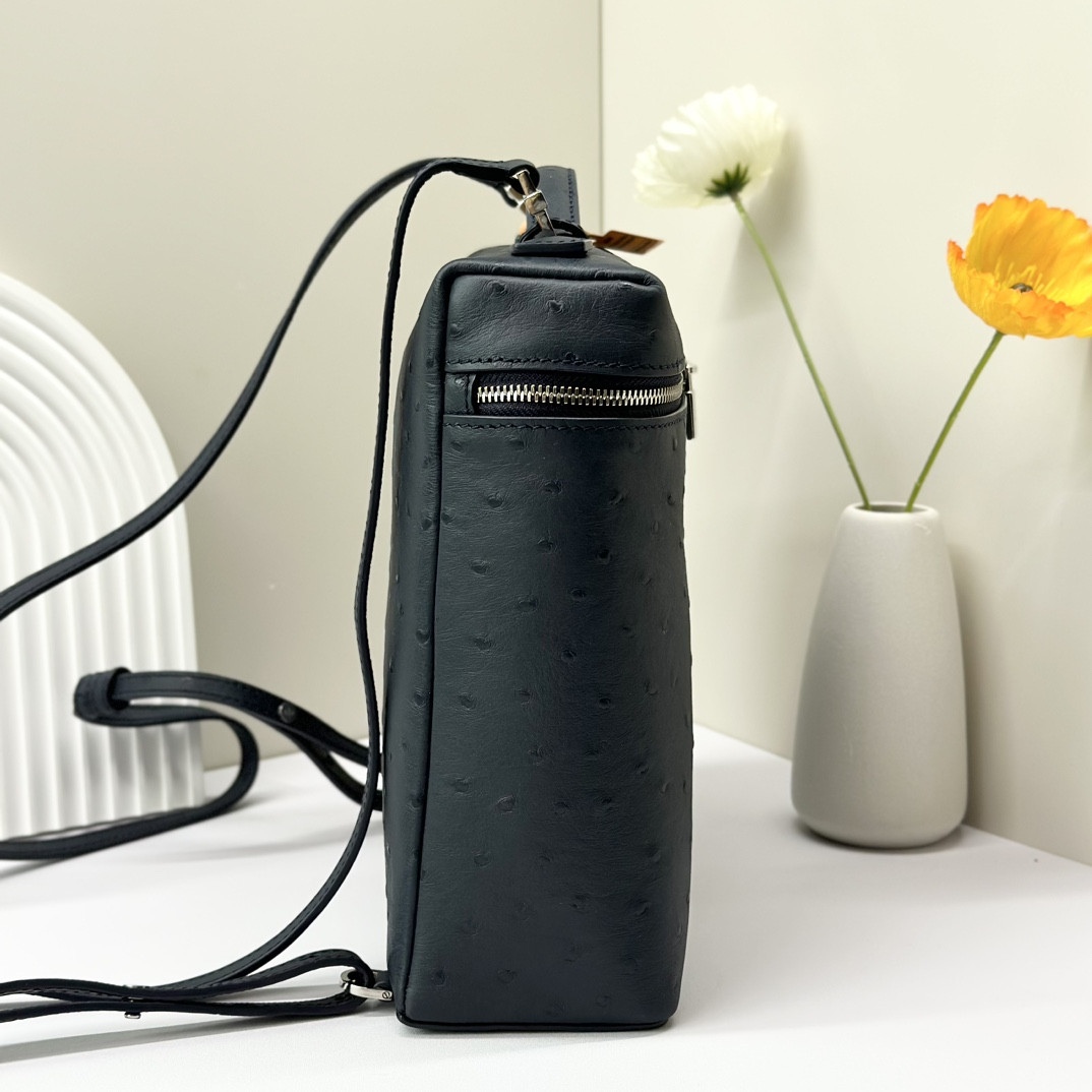 L**o p*ana Extra Pocket backpack L23.5 Ostrich-grained Leather 23 x 21 x 8 cm