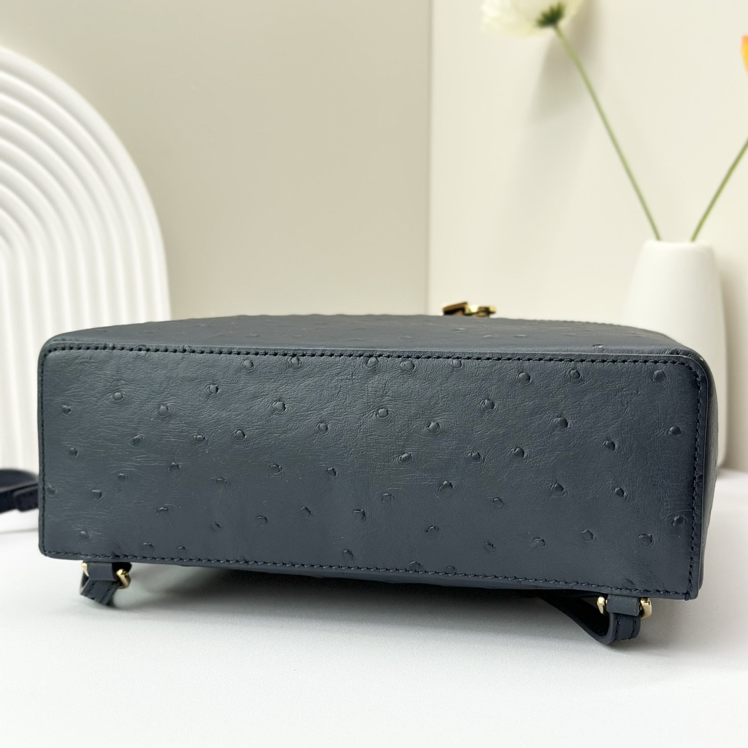 L**o p*ana Extra Pocket backpack L23.5 Ostrich-grained Leather 23 x 21 x 8 cm