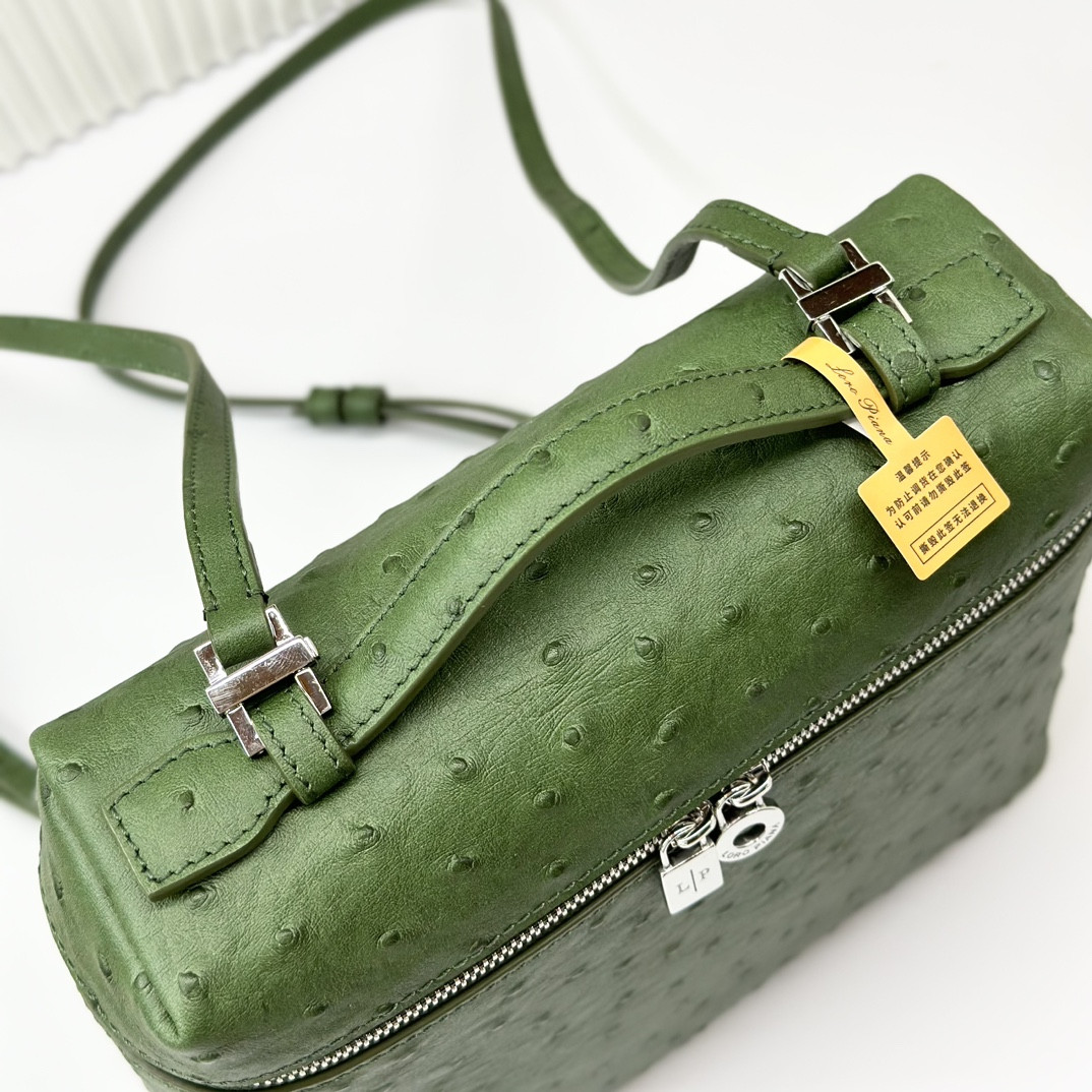 L**o p*ana Extra Pocket backpack L23.5 Ostrich-grained Leather 23 x 21 x 8 cm