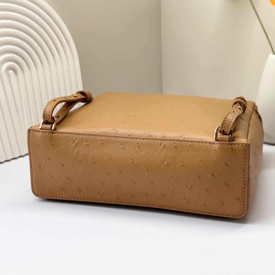 L**o p*ana Extra Pocket backpack L23.5 Ostrich-grained Leather 23 x 21 x 8 cm