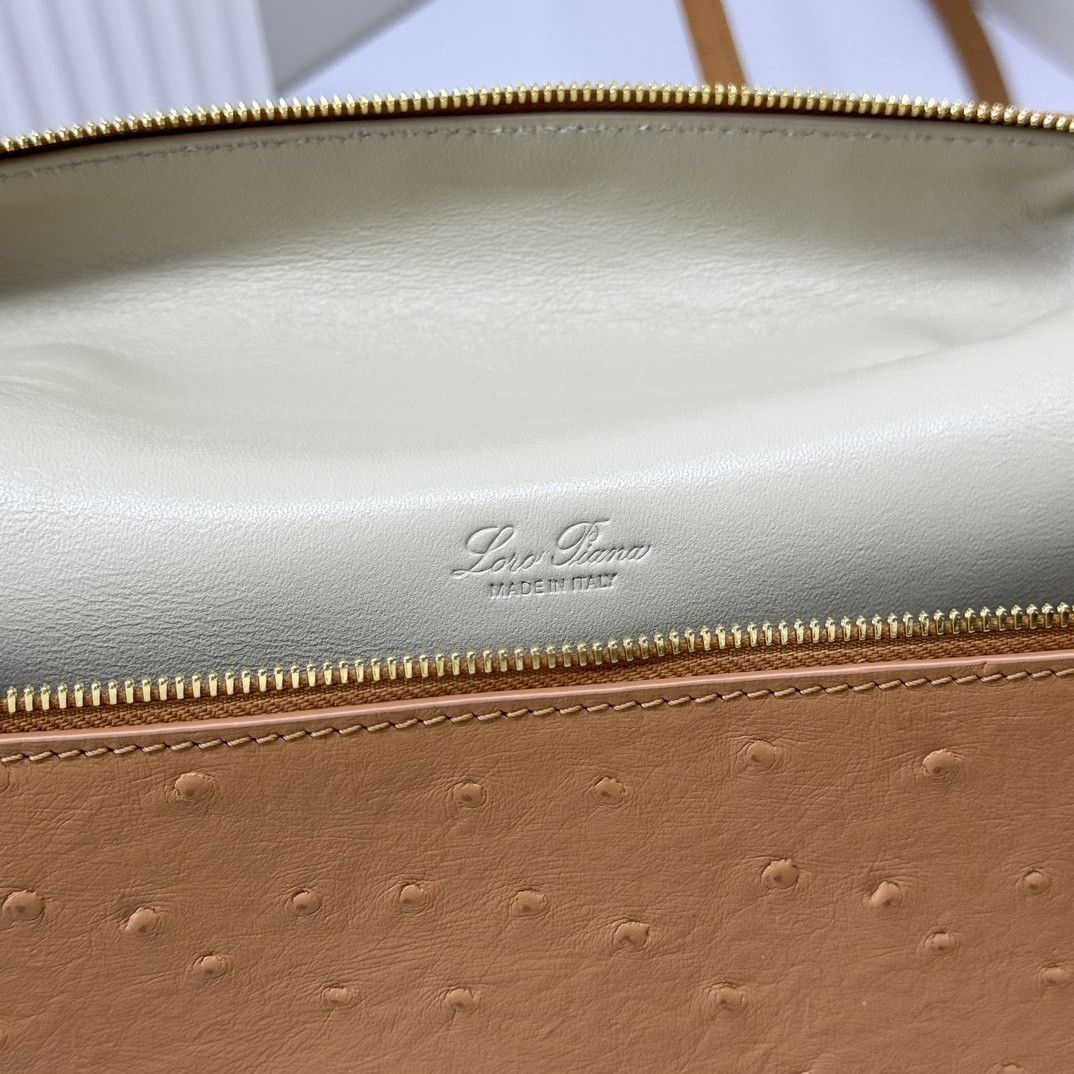 L**o p*ana Extra Pocket backpack L23.5 Ostrich-grained Leather 23 x 21 x 8 cm