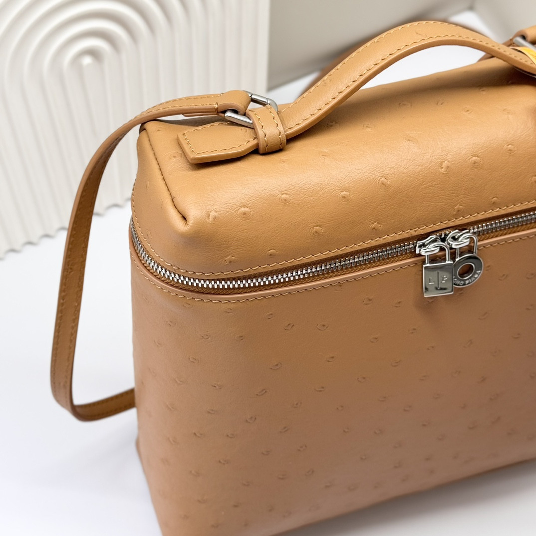 L**o p*ana Extra Pocket backpack L23.5 Ostrich-grained Leather 23 x 21 x 8 cm