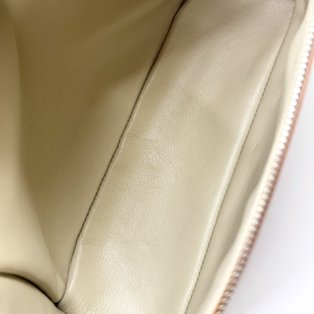 L**o p*ana Extra Pocket backpack L23.5 Ostrich-grained Leather 23 x 21 x 8 cm