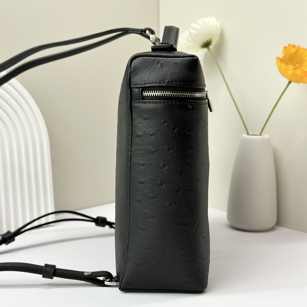 L**o p*ana Extra Pocket backpack L23.5 Ostrich-grained Leather 23 x 21 x 8 cm