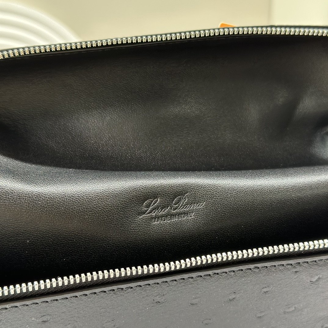 L**o p*ana Extra Pocket backpack L23.5 Ostrich-grained Leather 23 x 21 x 8 cm