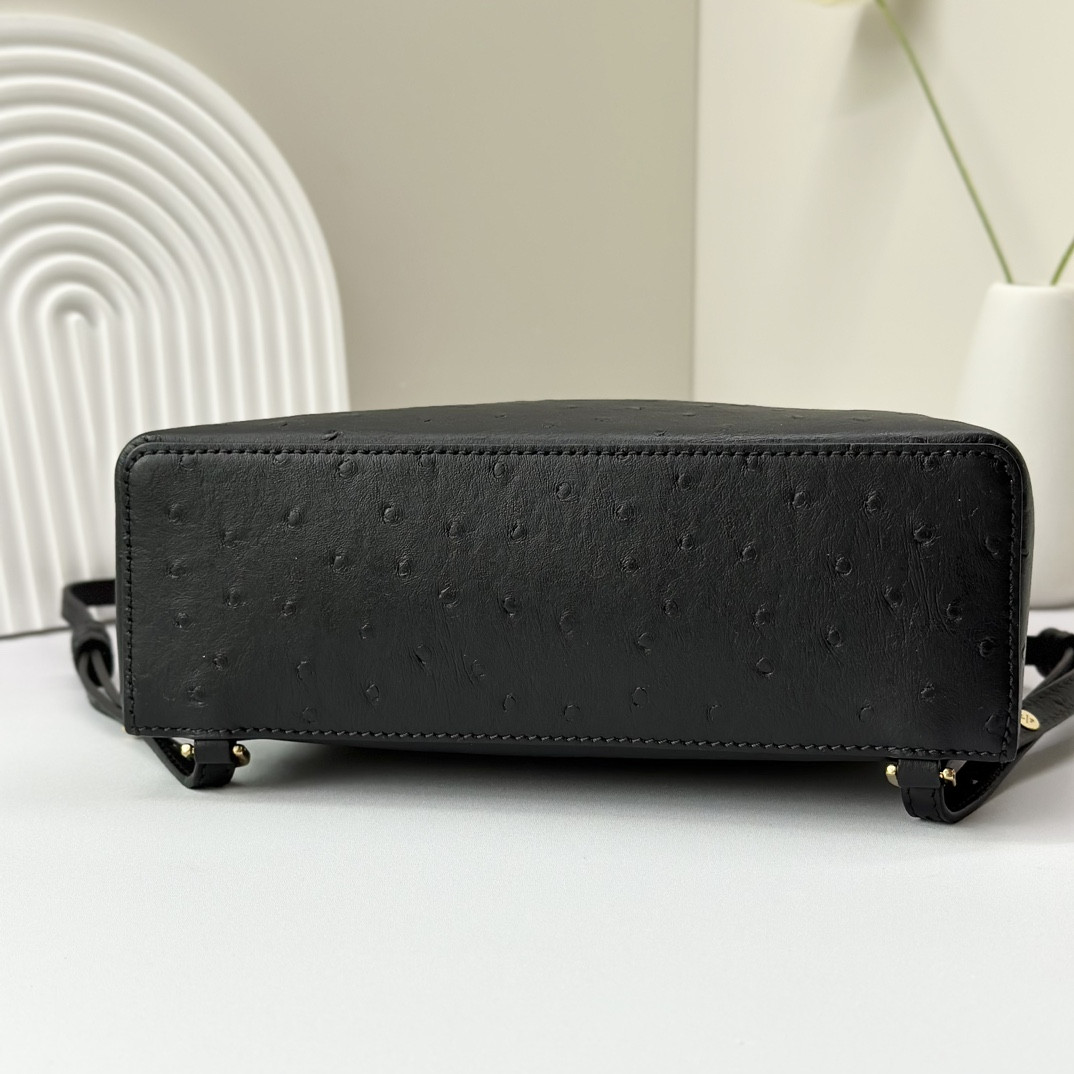 L**o p*ana Extra Pocket backpack L23.5 Ostrich-grained Leather 23 x 21 x 8 cm