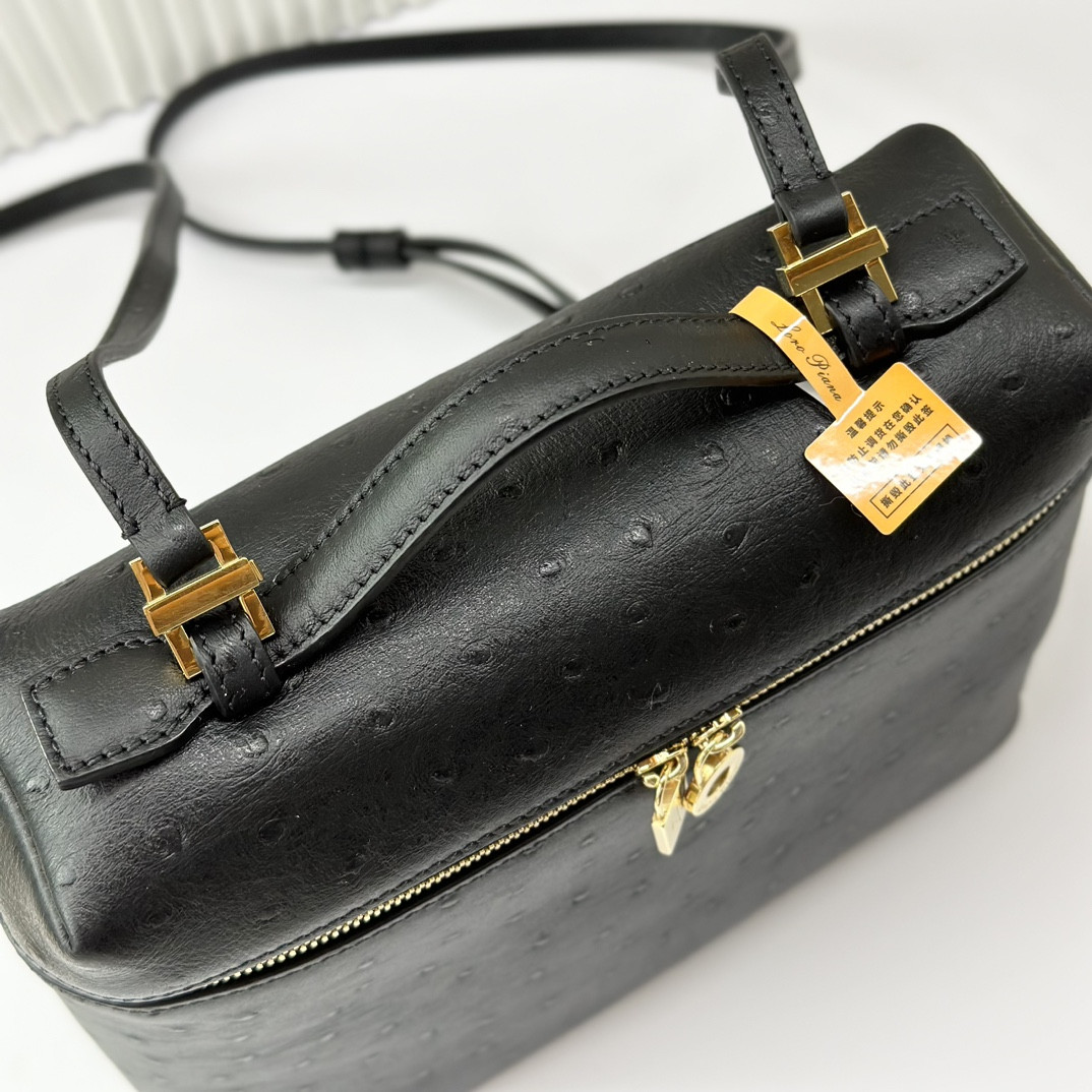 L**o p*ana Extra Pocket backpack L23.5 Ostrich-grained Leather 23 x 21 x 8 cm