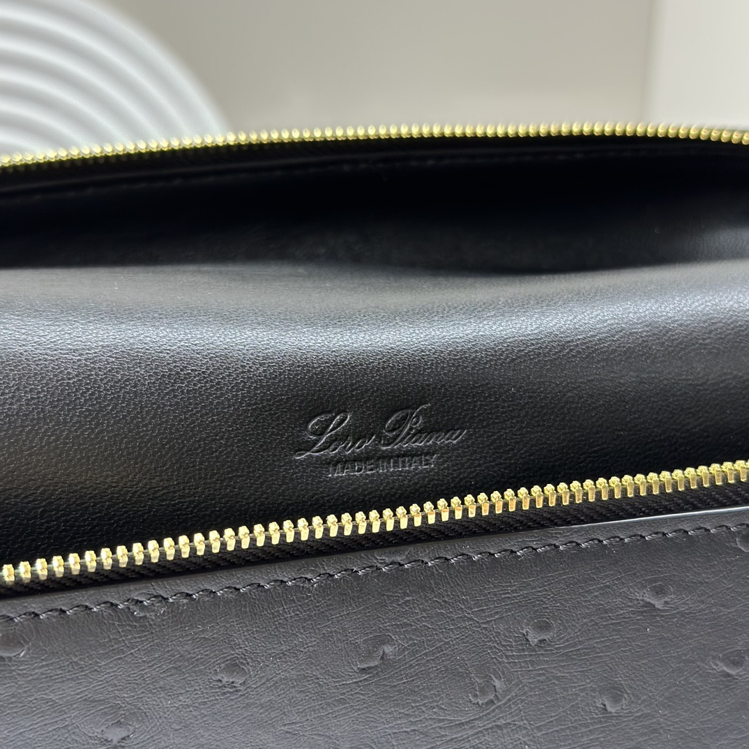 L**o p*ana Extra Pocket backpack L23.5 Ostrich-grained Leather 23 x 21 x 8 cm