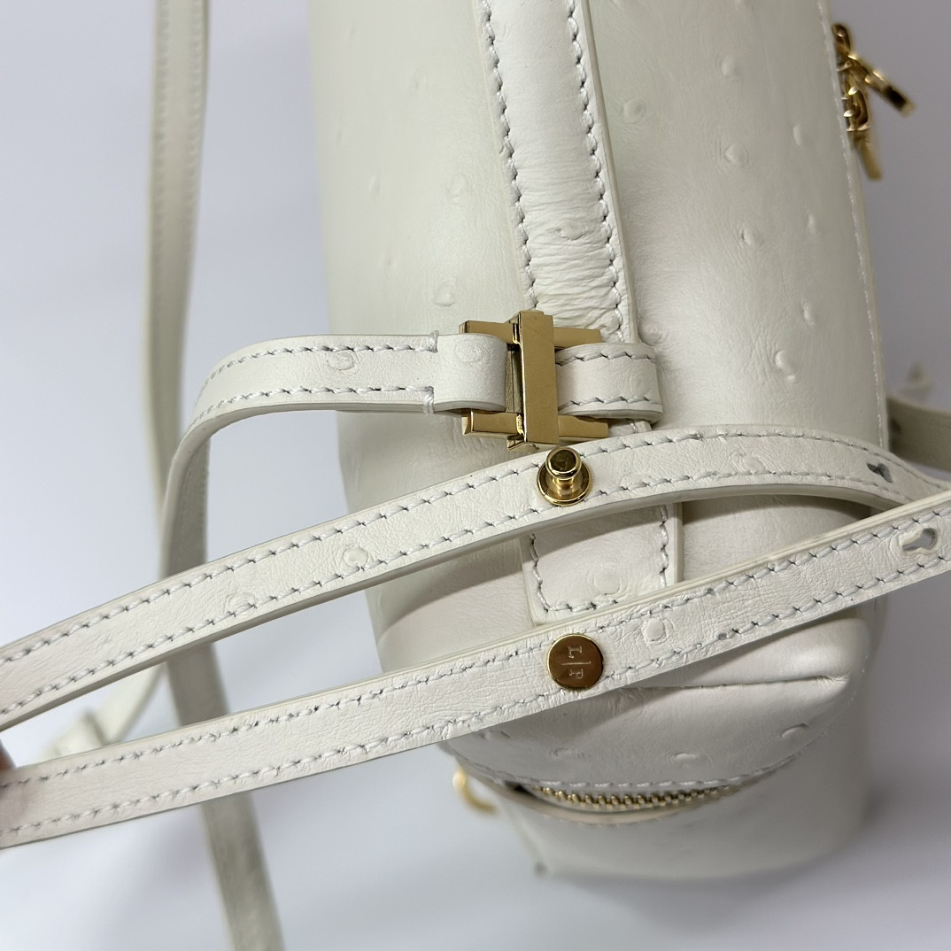 L**o p*ana Extra Pocket backpack L23.5 Ostrich-grained Leather 23 x 21 x 8 cm