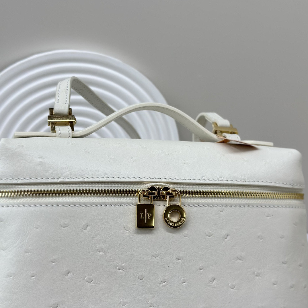 L**o p*ana Extra Pocket backpack L23.5 Ostrich-grained Leather 23 x 21 x 8 cm